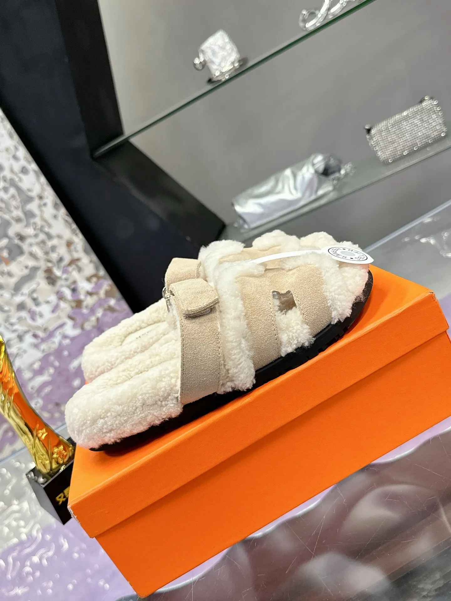 Factory price: 500💰 HERMES💗Ai Ma’s classic hot style second uncle🐑wool mop🆕 is coming. A must-have item for autumn and winter ✅ Versatile and fashionable at home and out on the street 🍀The colors are extremely colorful! Walking Tuscany! T men's shoes 💰R non-slip outsole super light ️ super comfortable on the feet without any binding feeling I can't stop drinking coffee ☕ my second uncle's slippers I can't take off Size number: 35-40 (41 made to order, non-refundable)